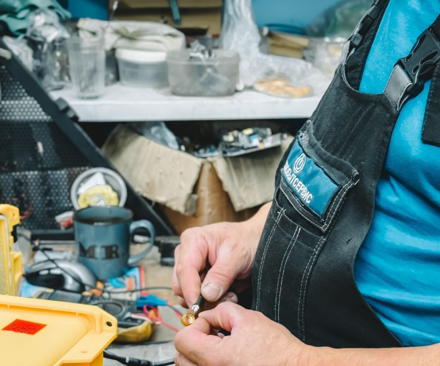 Elektriker in der Werkstatt