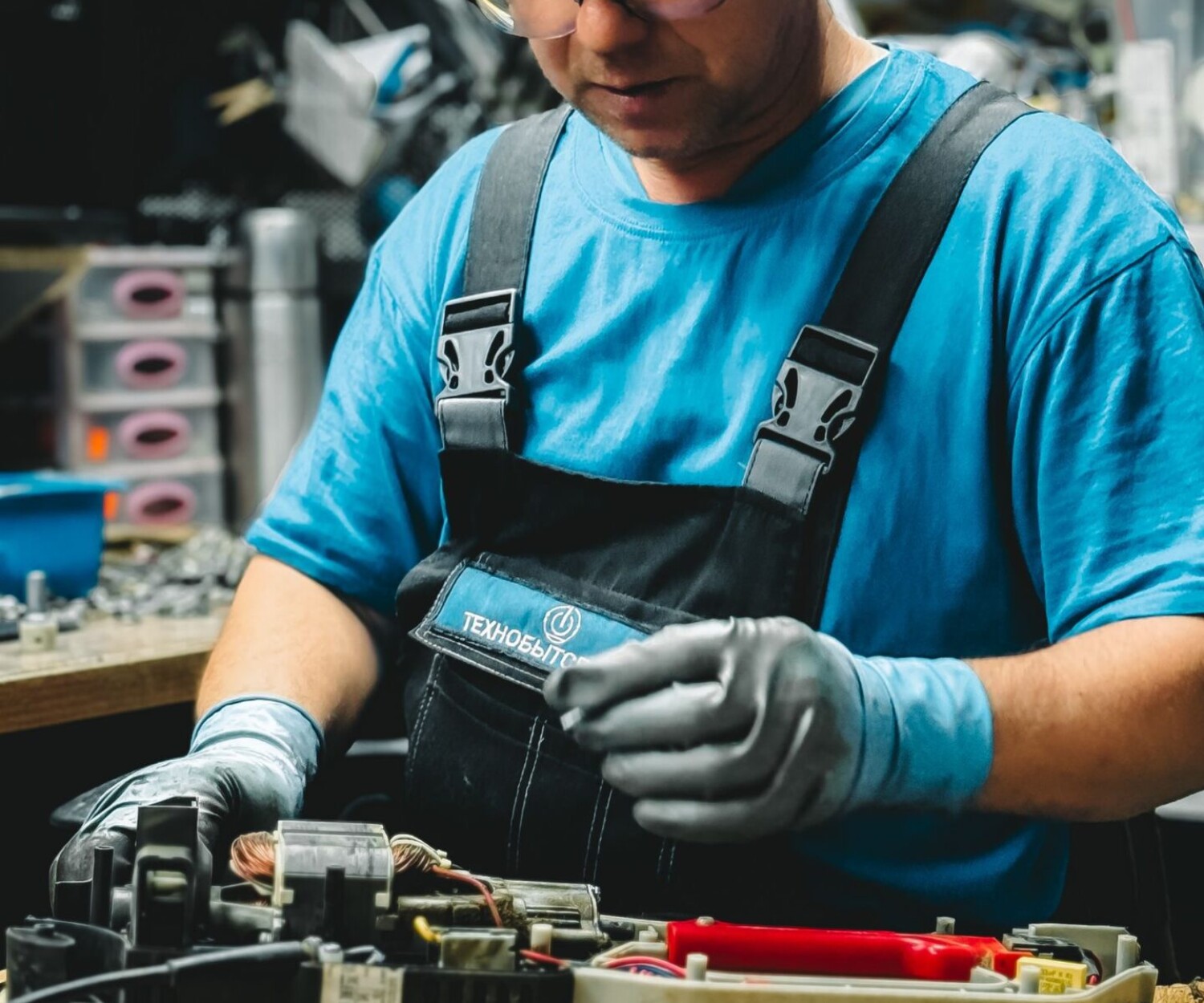 Handwerker an der Werkbank
