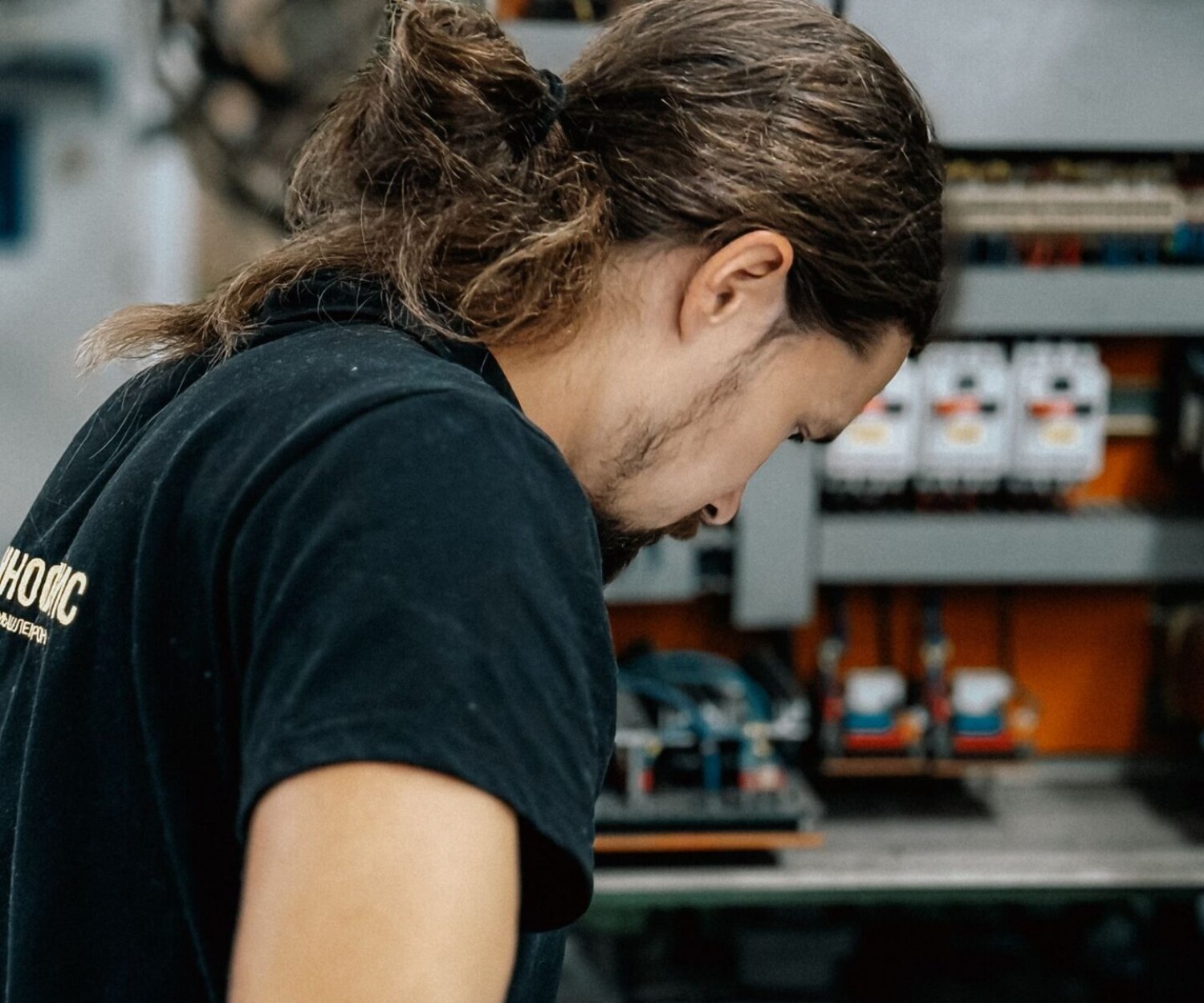 Handwerkerin in der Werkstatt